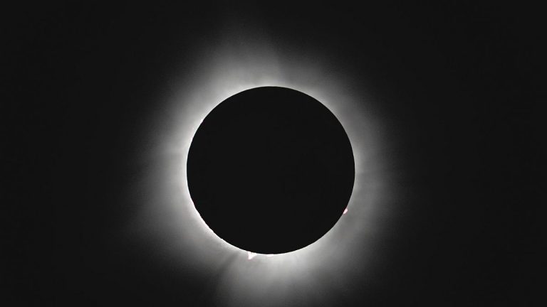 Fotoğraflarla tam güneş tutulması |  Euronews