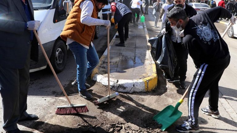 YSK'dan seçim belgesi geri geldi, Van halkı bu kez sokakları temizlemek için seferber oldu