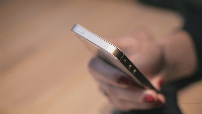 Yatarken telefonunuzu tutmak uyku sağlığınızı olumsuz etkiler