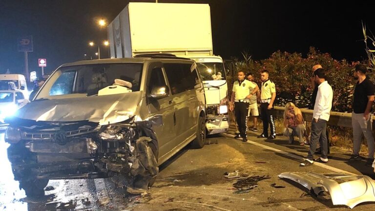 Antalya’da 5 araç zincirleme kaza yaptı