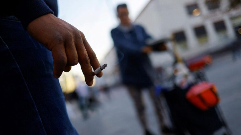 Fransa’da çocukların olduğu yerlerde sigara içilemeyecek