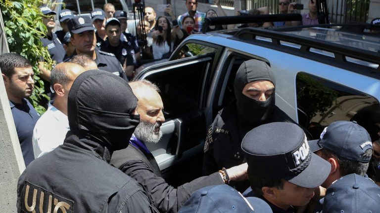 Ermenistan’da Ermeni Apostolik Kilisesinin merkezine operasyon düzenlendi – Son Dakika Dünya Haberleri