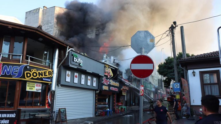 Bursa’nın tarihi semtinde yangın – Son Dakika Haberleri