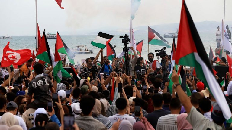 Gazze Filosu’nun öncü gemisinin Tunus açıklarında insansız hava aracı tarafından vurulduğu öne sürüldü