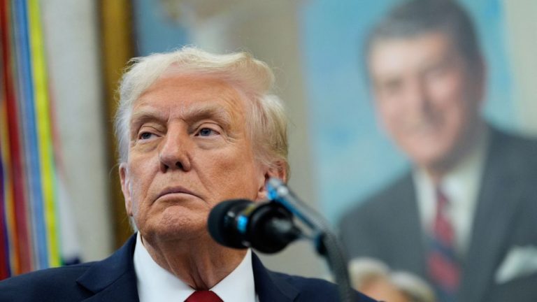 Trump, Hamas’ın barış planını kısmi kabulü ardından İsrail’i Gazze’yi bombalamayı durdurmaya çağırdı