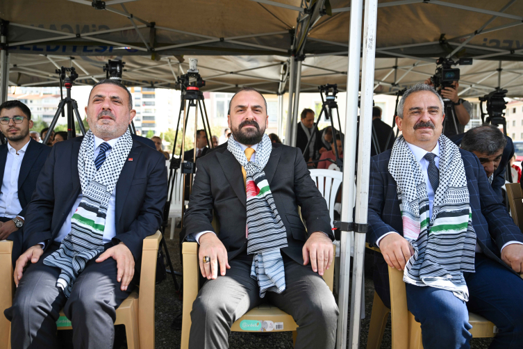 Filistinli gazeteciler için fidanlar toprakla buluştu